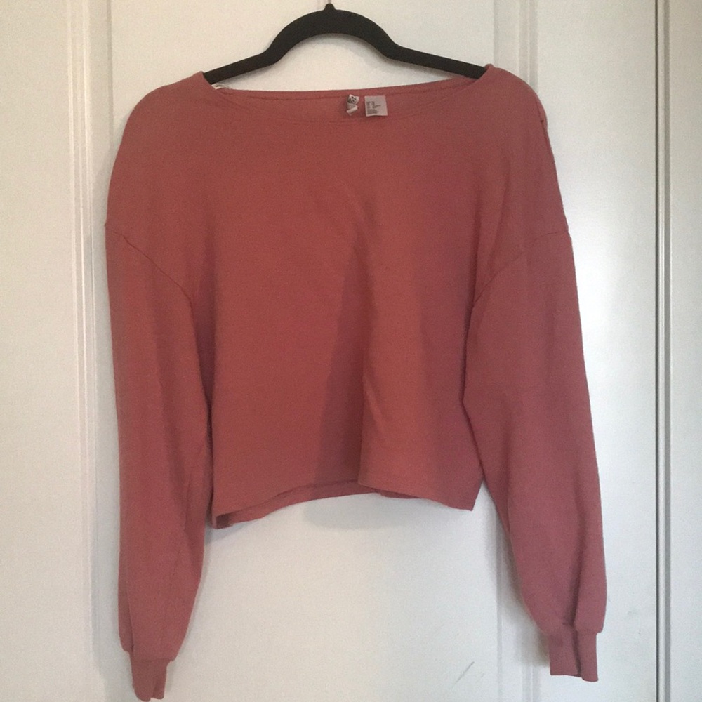 Divided cropped loose pink long sleeve. Size is women’s XS but can fit S-M!